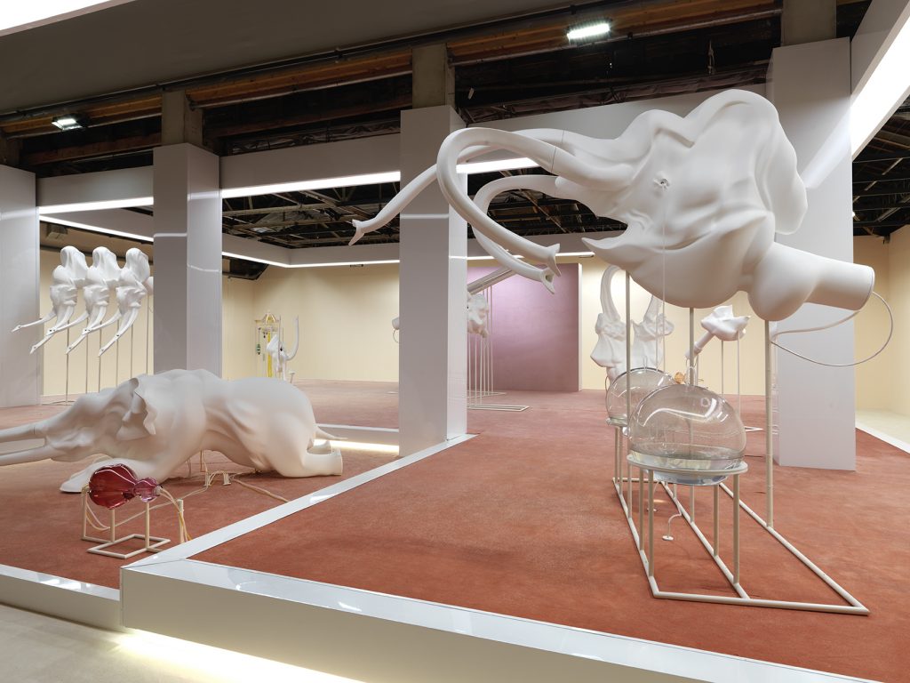 Exhibition view of Marguerite Humeau, FOX P2, Palais de Tokyo (23.06 – 11.09.2016). Courtesy of the artist. Photo : André Morin.