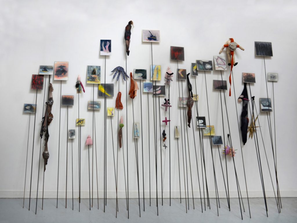 Annette MESSAGER, 47 Piques (47 Pikes), 1992, Soft toys, colored pencils on paper, various materials, and 47 metal pikes. 270 x 570 x 70 cm. Annette Messager and Marin Karmitz collection/Marian Goodman Gallery, Paris © ADAGP, Paris, 2016.
