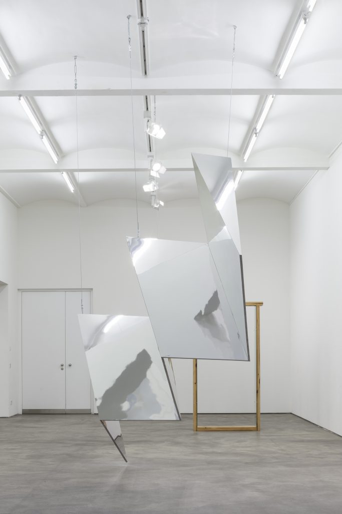 Installation view, Robert Morris, 'REFRACTIONS'. Sprüth Magers, Berlin Novenber 22 - Januar 14, 2017 © Robert Morris / VG-Bildkunst, Bonn 2016. Courtesy Sprüth Magers